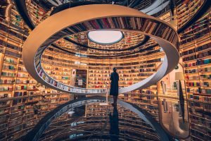 لامتناہی کتابوں کی سرنگ — Shenzhen کی Yuxin Bookstore اور علم کا نیا تصور