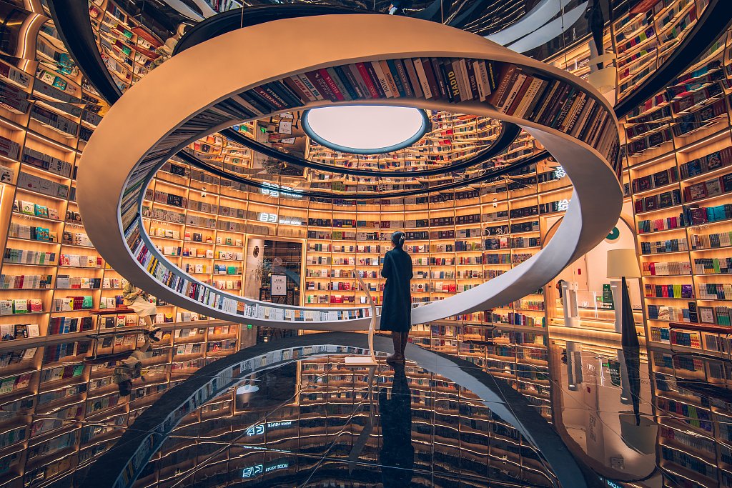 لامتناہی کتابوں کی سرنگ — Shenzhen کی Yuxin Bookstore اور علم کا نیا تصور